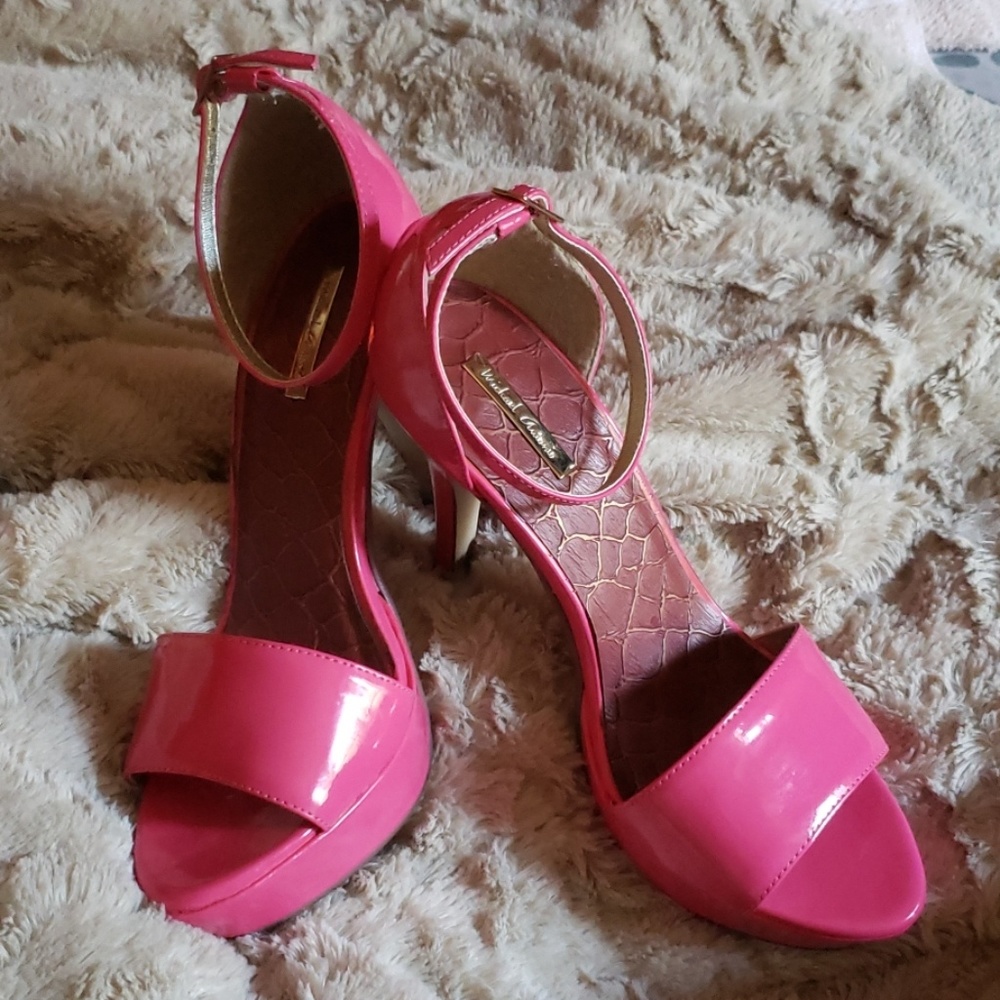4 n 1/2" platform Vicent Fuchsia heels